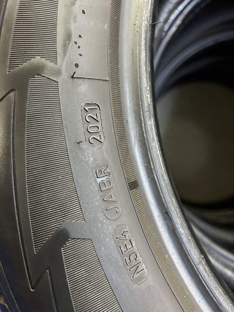 Гуми 225/60/18 4 броя зимни Goodyear  Dot 2021