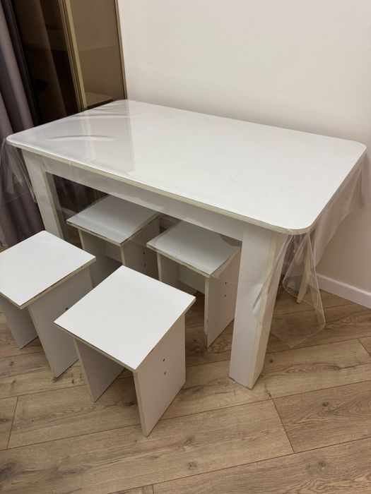 Стол  4 табуретки