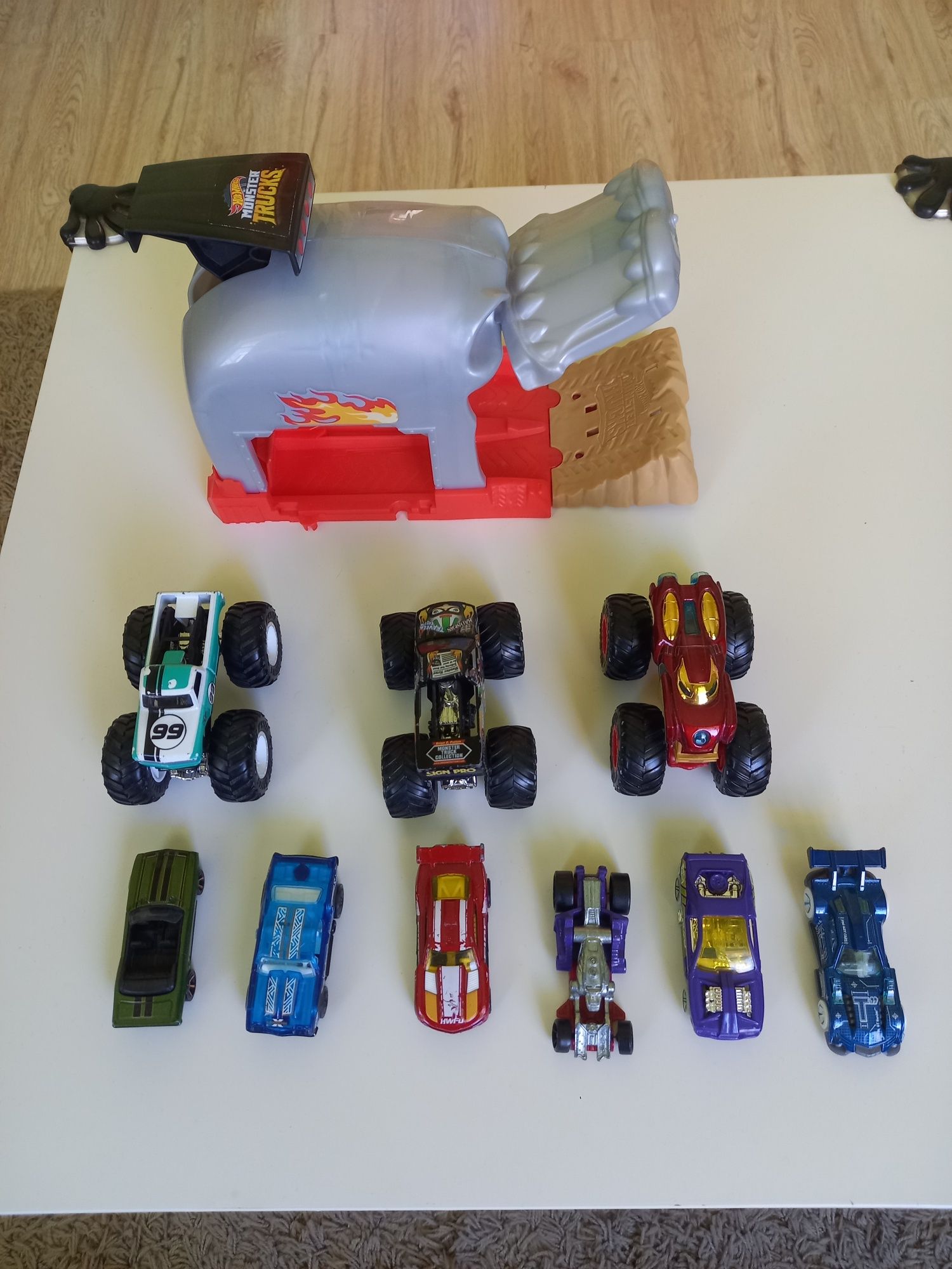 Hot wheels изтрелвачка писта коли monster truck