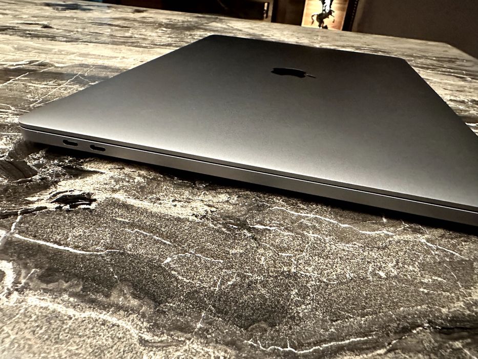 MacBook Pro 16,1 inch 2019 touchpad  Като Нов!