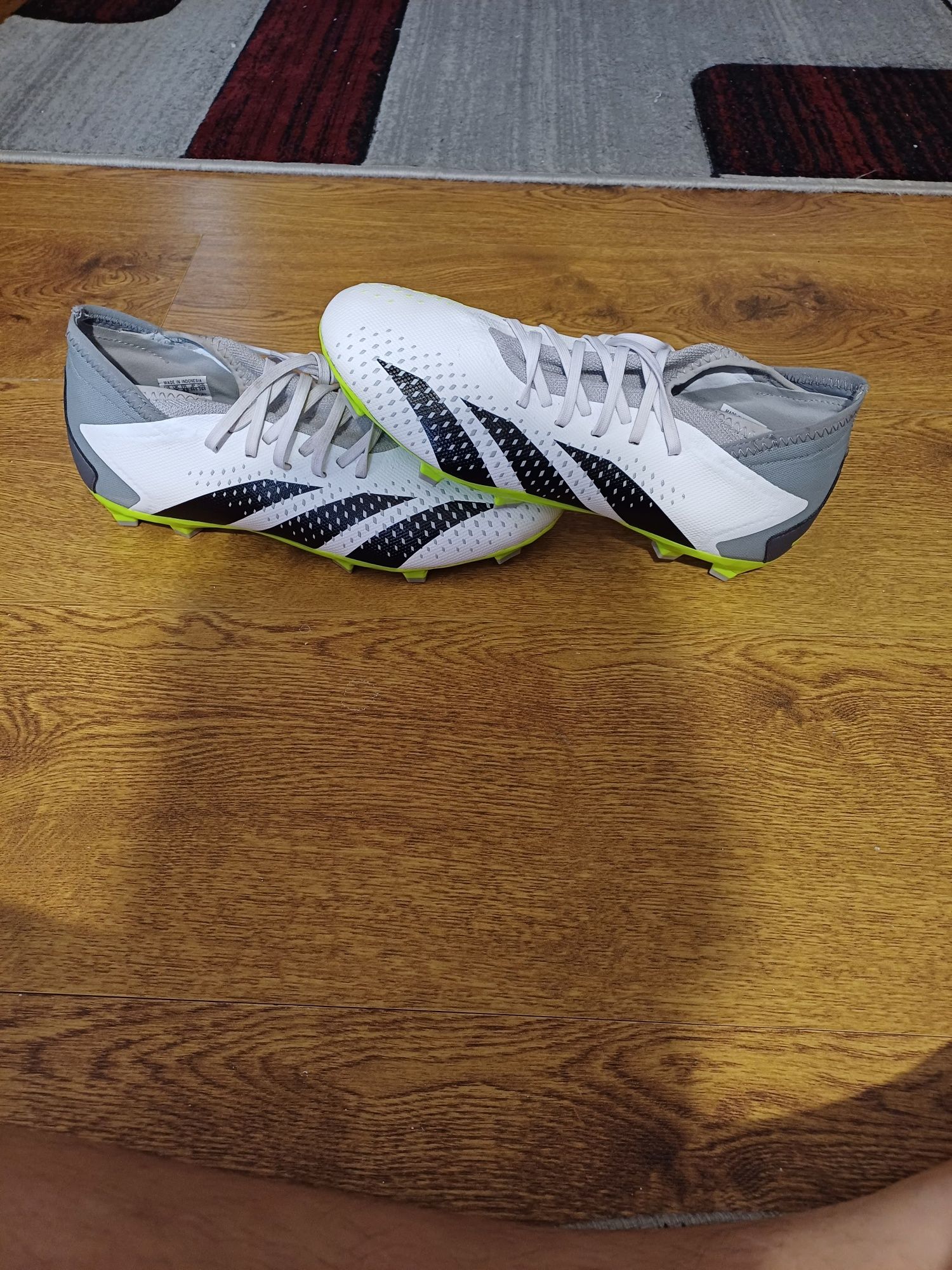 Vând ghete de fotbal adidas predator accuracy.3