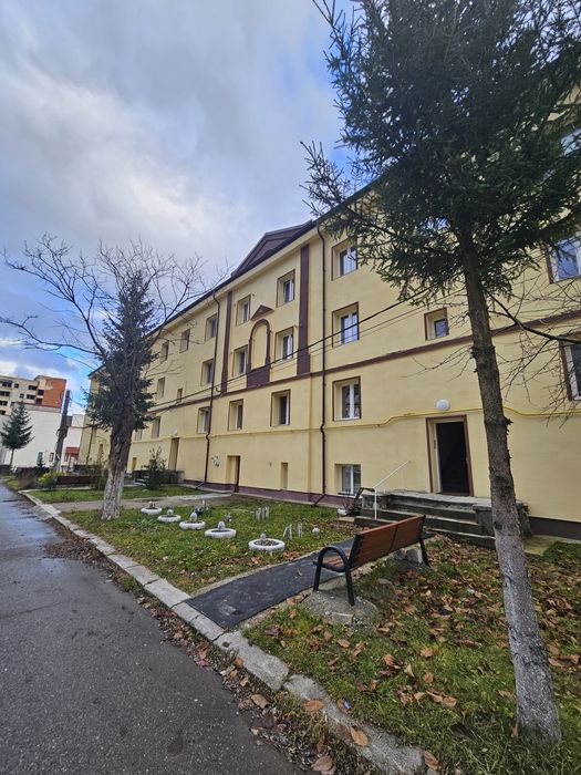 Apartament 2 camere și beci la demisol, bloc cărămidă, reabilitat