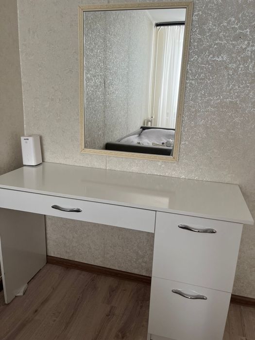 Элегантный туалетный столик с зеркалом | Белый