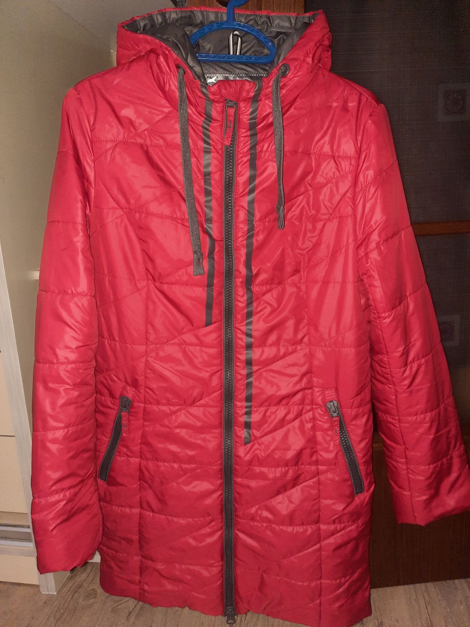 Женские куртки, сезон весна, размеры 46-48, цена от 2000.