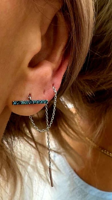 Необычные золотые серьги-протяжки с зелёными брилиантами