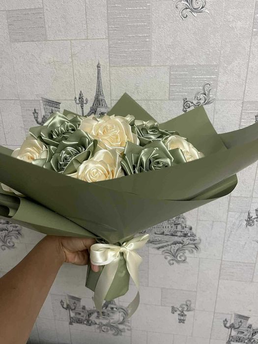 Букет от 31 розови сатенени рози