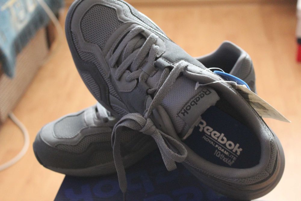 REEBOK, adidasi noi cu etichetă.