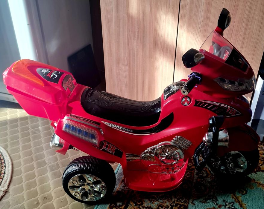 Motocicleta electrica roșie
Caracteristici Pedala unica pentru acce