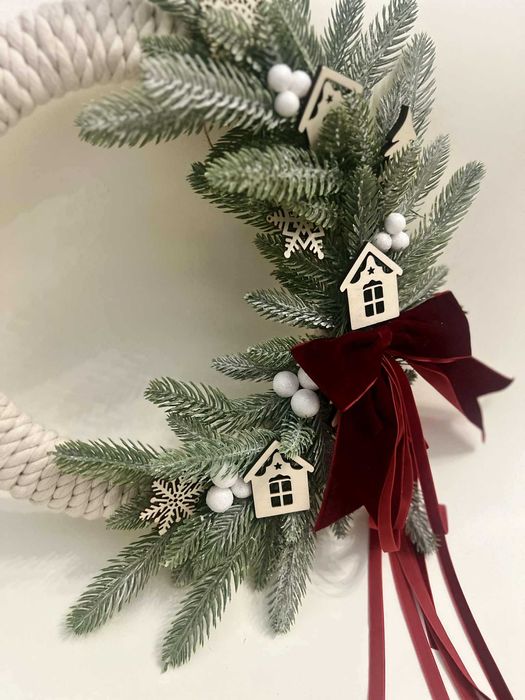 Coronițe de Crăciun lucrate manual – naturale și elegante