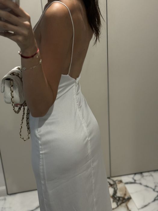Бяла рокля сатен с гол гръб