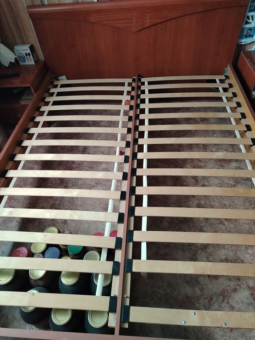 Двуспальная кровать