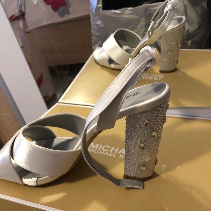 Sandale satinate, detalii din pietricele pe toc