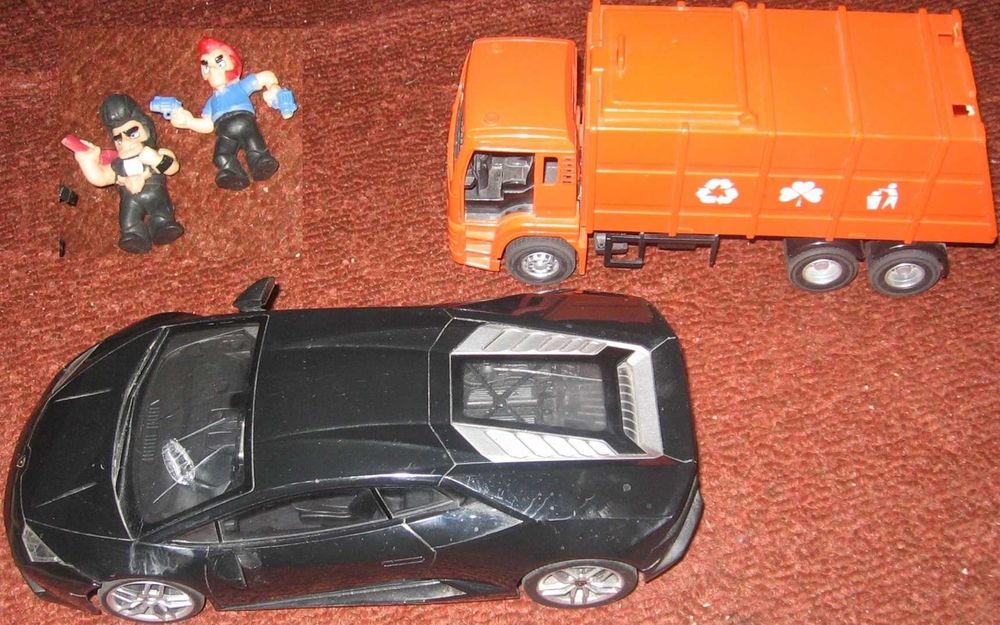 Голям лот, колекция от играчки колички и фигурки и др., колекционерски