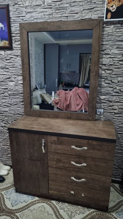 Продаётся трюмо комод с зеркалом .