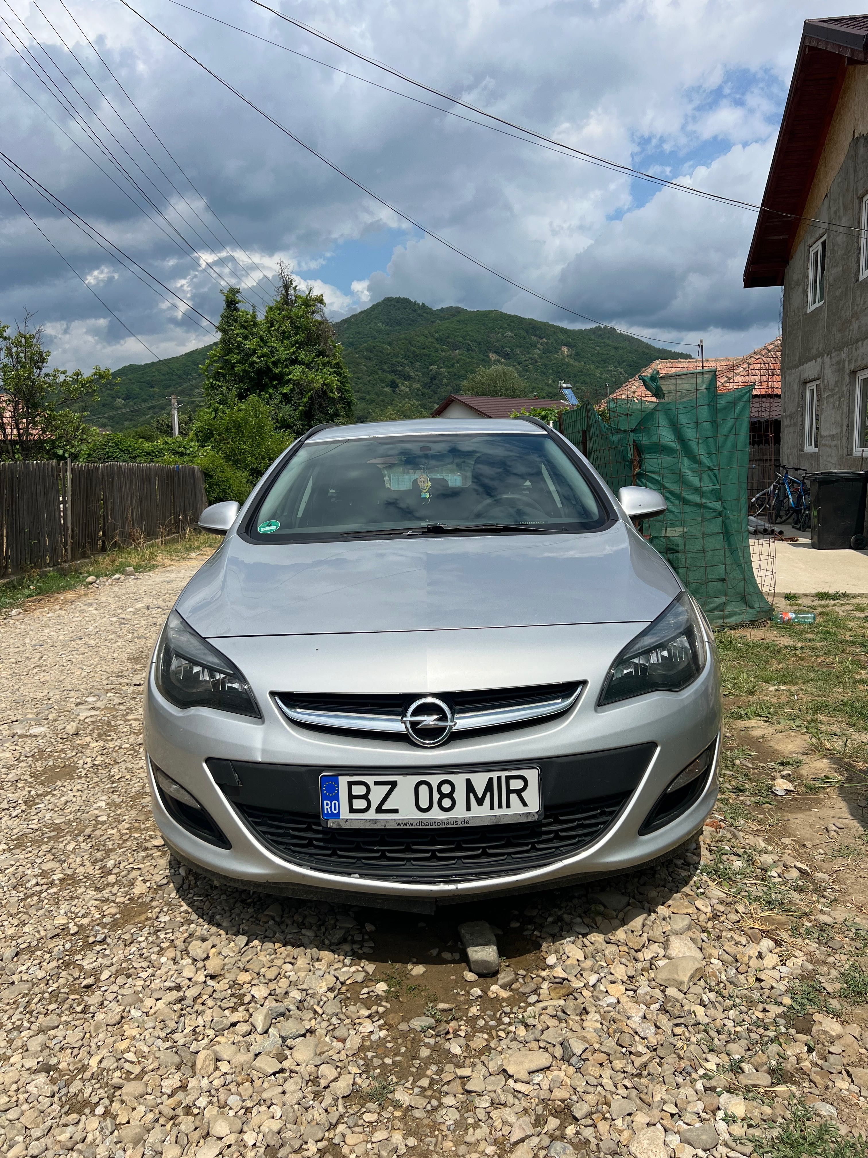 Vând Opel Astra J 2013