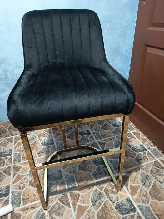 Vând două bucăți scaune din catifea