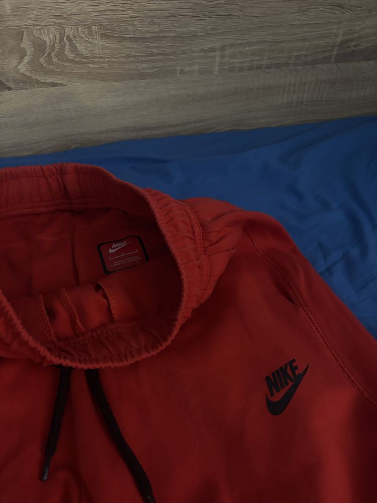 Продавам червен tech fleece