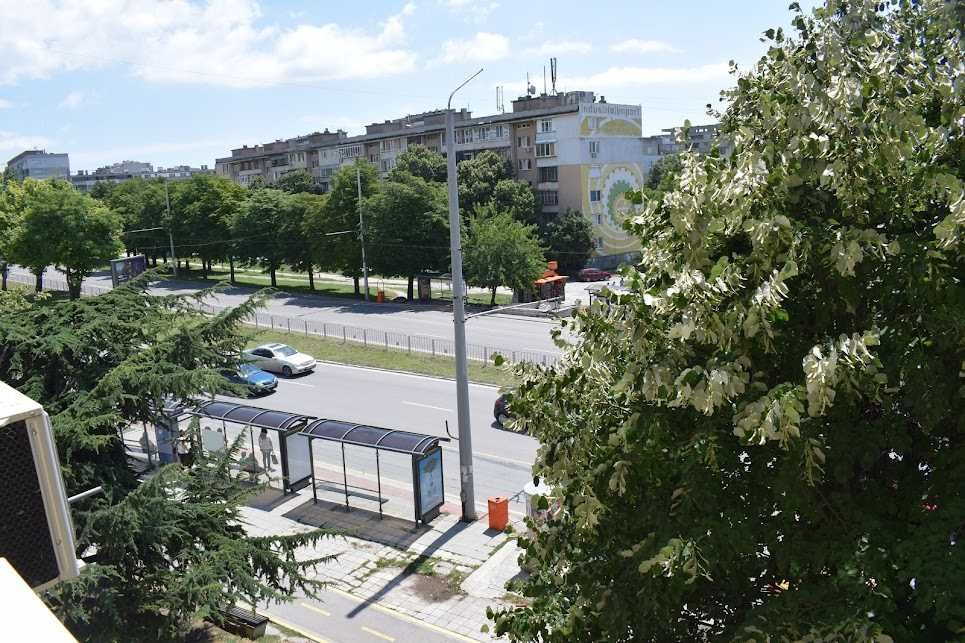 Двустаен, добре обзаведен до спирка Явор.