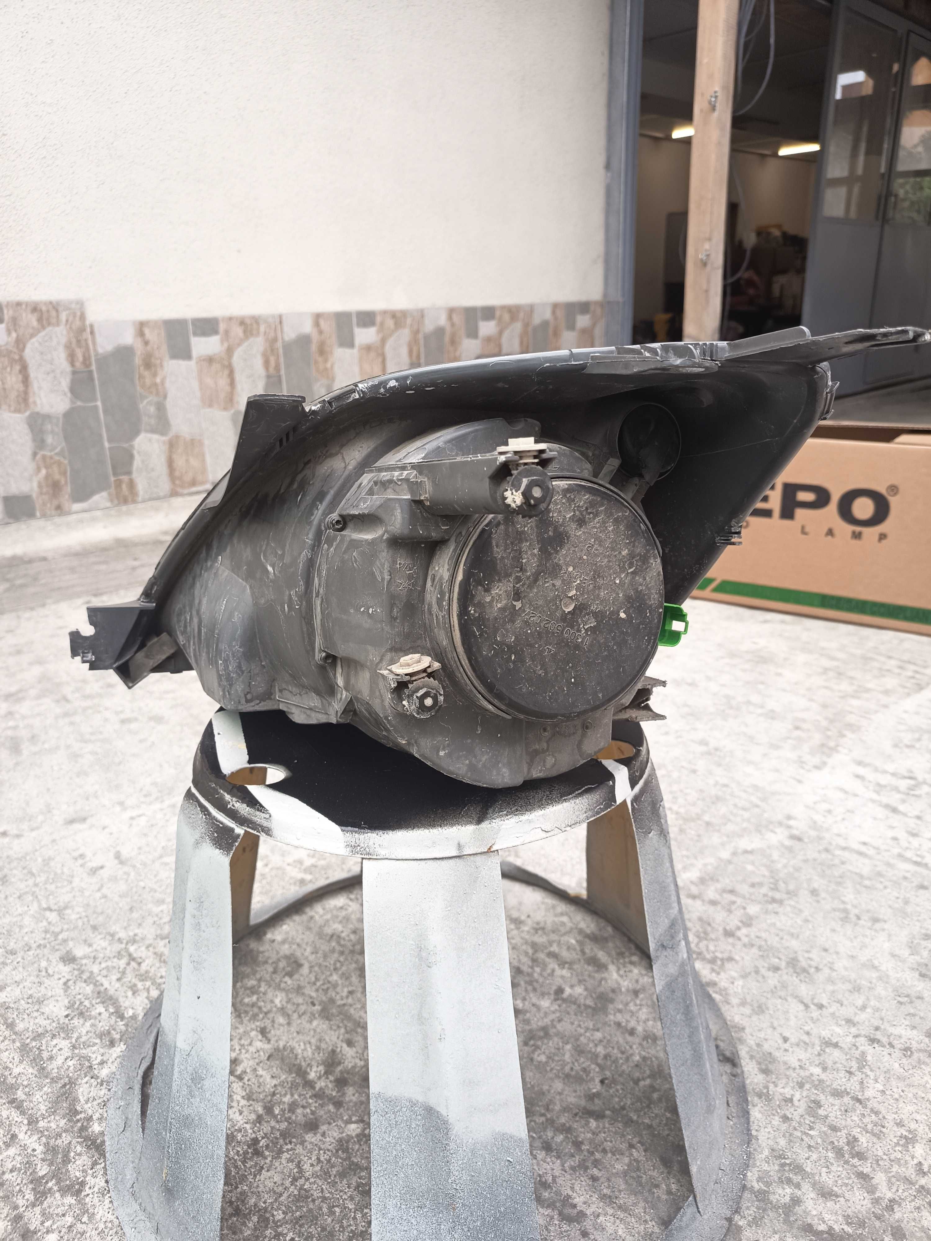 Оригинален фар за Ford fiesta десен