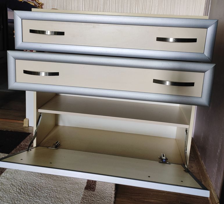 Продаётся шкаф для обуви,молочного цвета.