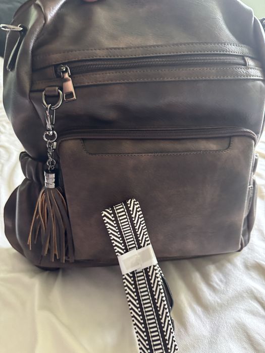 Дамска кожена раница с много джобове