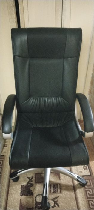 Офисное кресло кожаное
