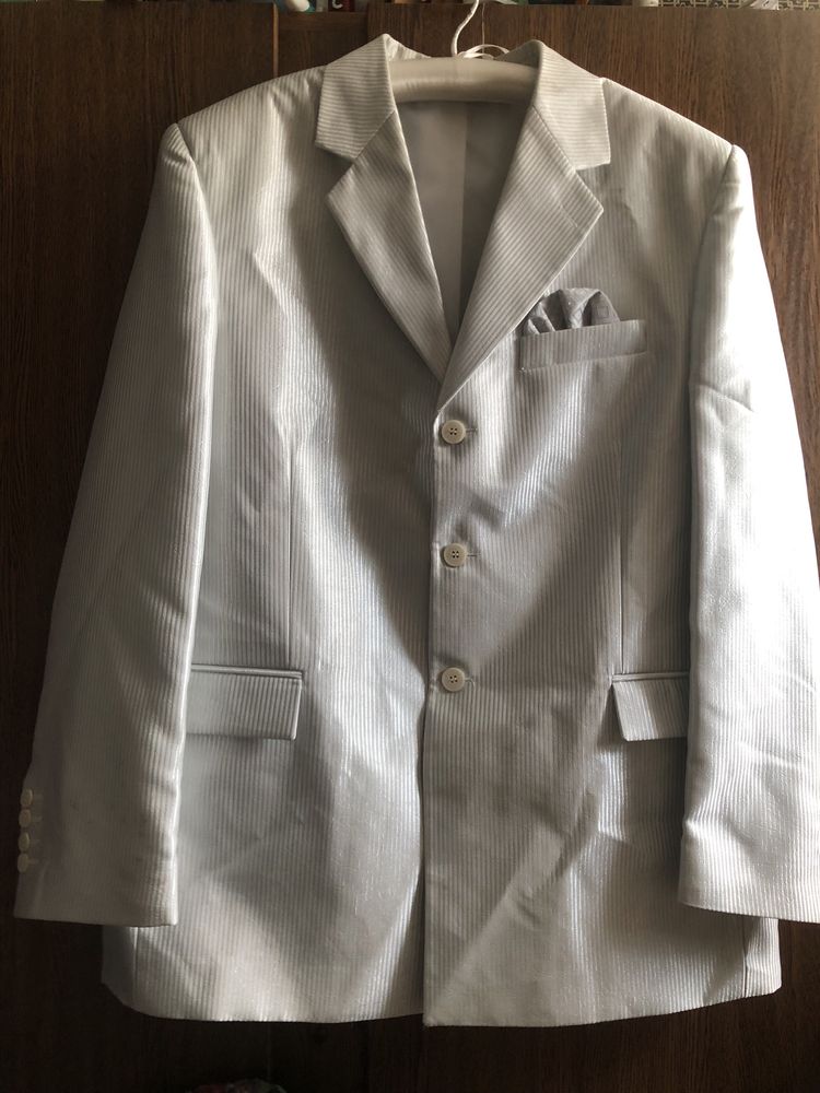 Costum  completde culosre gri formst din sacou vesta camasa si pantalo