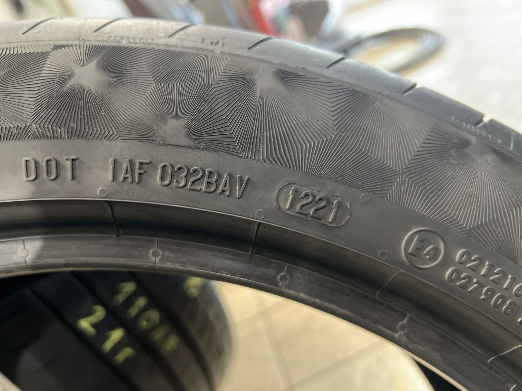 Летни гуми 235/45 R18 2бр. Continental и 2бр. Firestone