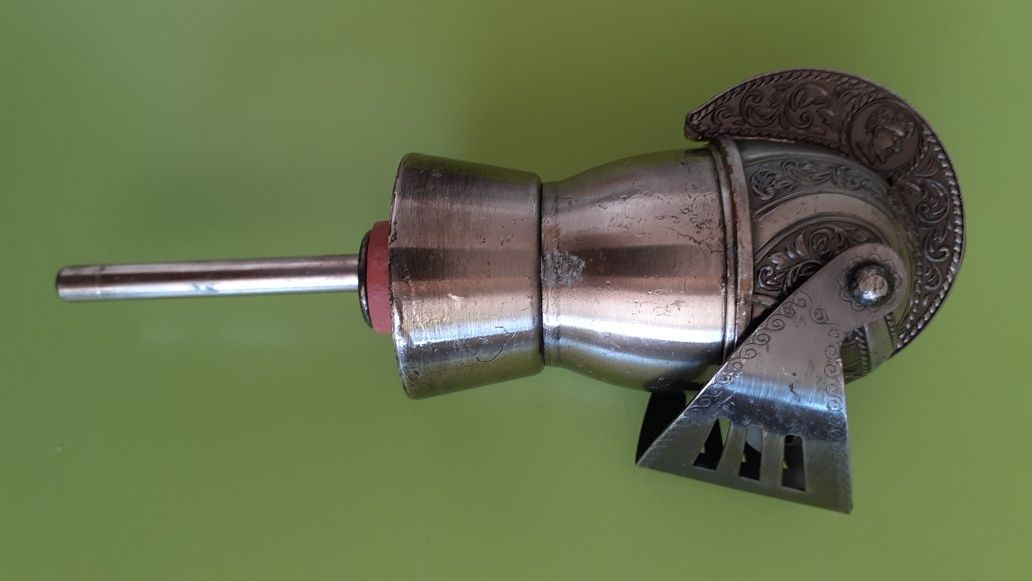 Dop picurator în formă de cască de cavaler medieval -din otel