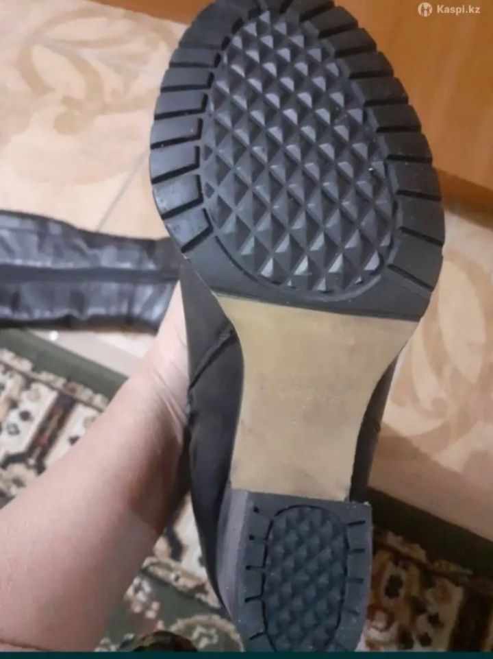П родам две пары  сапог зимние и осенние