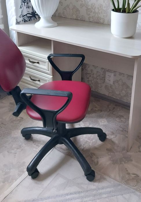 Продам письменный  стол с креслом