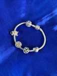 set complet brățară pandora din argint și 5 charmuri