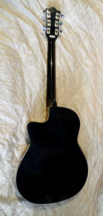 Акустична китара - черна плюс калъф, струни, перце.