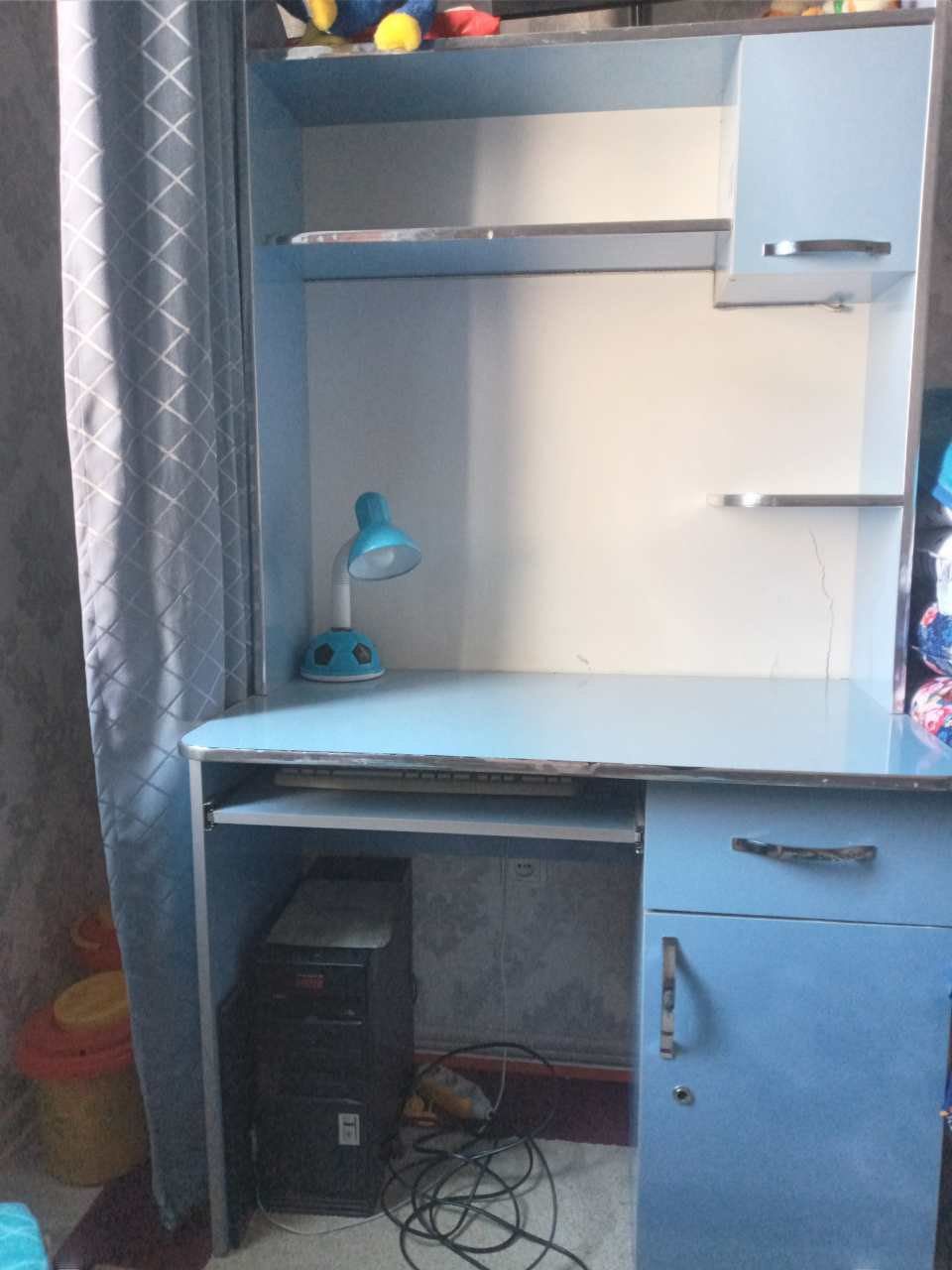 Компютер ва китоблар учун стол