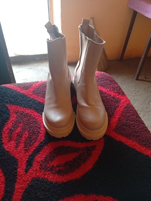 Vând ghete  mărimea 36 preț 60 RON nu ofer livrare