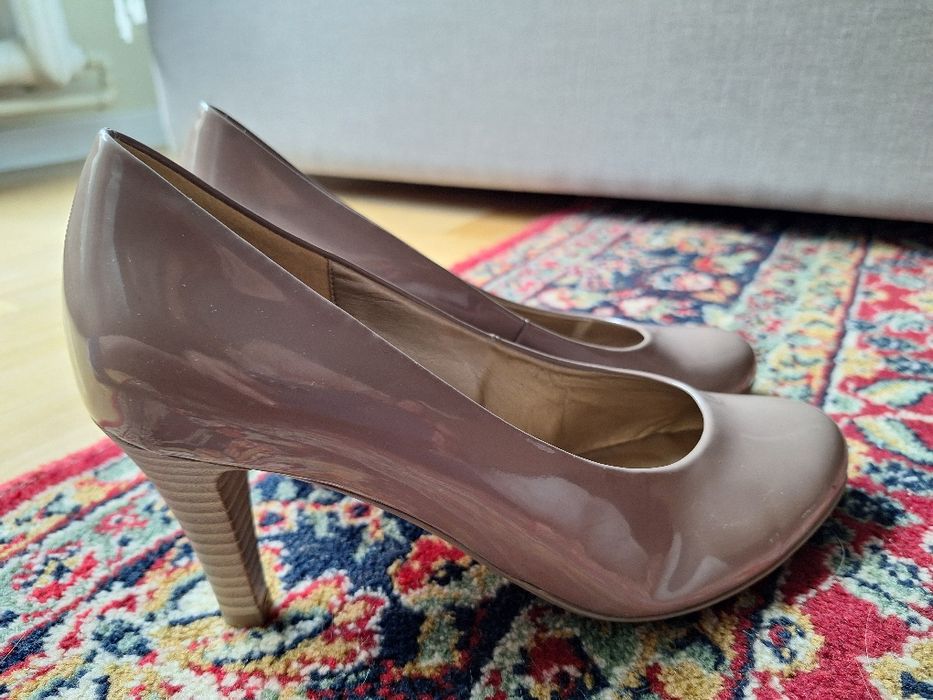 Официални , бежови лачени  обувки  естествена кожа, на висок ток,