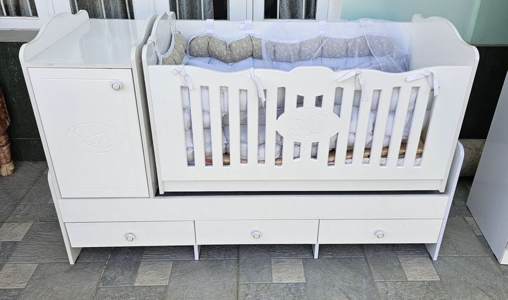 Детская мебель ,кроватка и шкаф