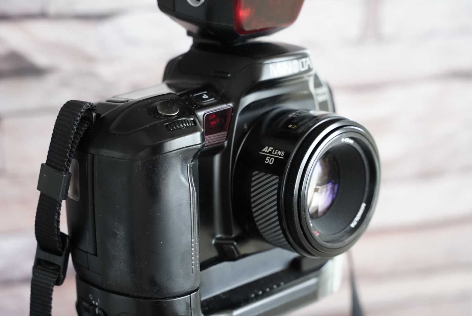 Сет Minolta DYNAX 700SI, grip VC-700, светкавица  и обективи
