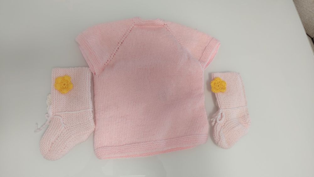 Нов пуловер и терлички 6+ месеца