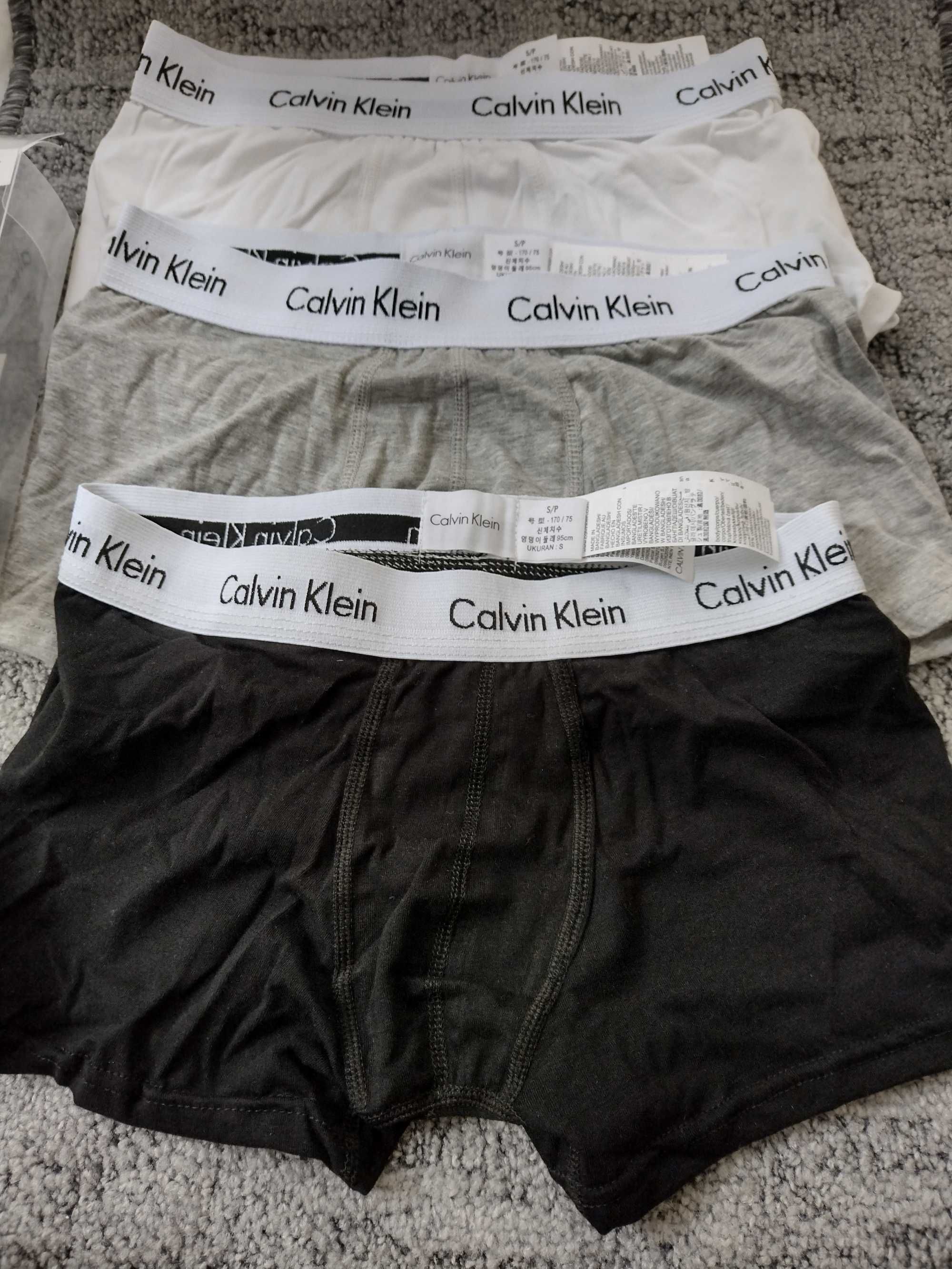 Vând chiloți boxeri Calvin Klein măsură S ,M ,L , XL