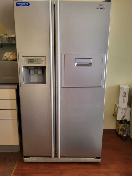 Хладилник § фризер Samsung с 2 врати и диспенсър за лед и вода