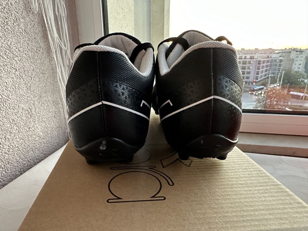 Детски футболни обувки стоножки и бутонки 35 номер Nike и Diadora