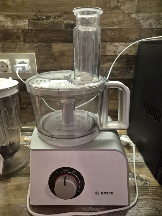 Комбинилан уред, робот, който има нясолко функции,.