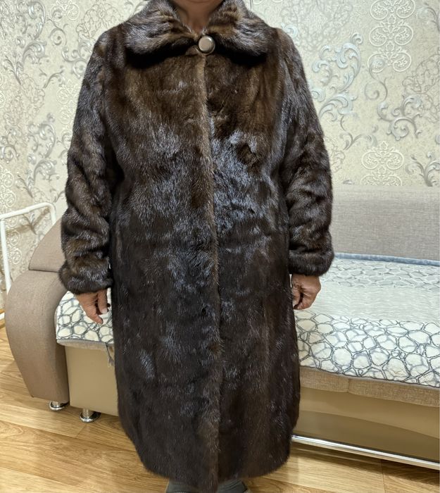 Продас шубу в отличном состоянии, цвет темно-коричневый, 52 размер.