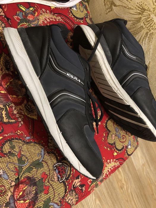 Продаются кроссовки.