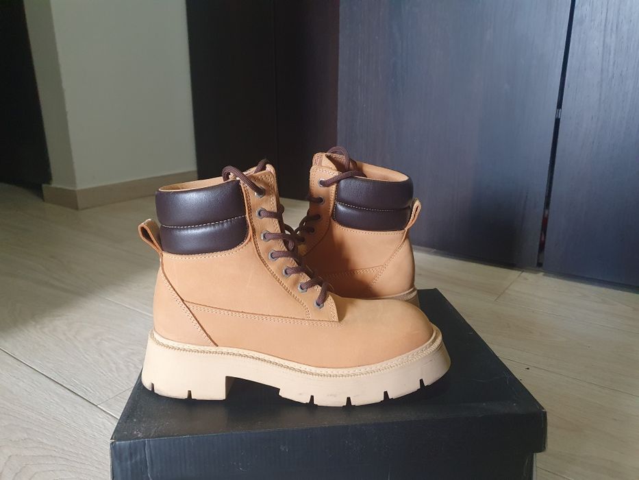 Bocanci Mango cu talpă masiva din piele întoarsă 38