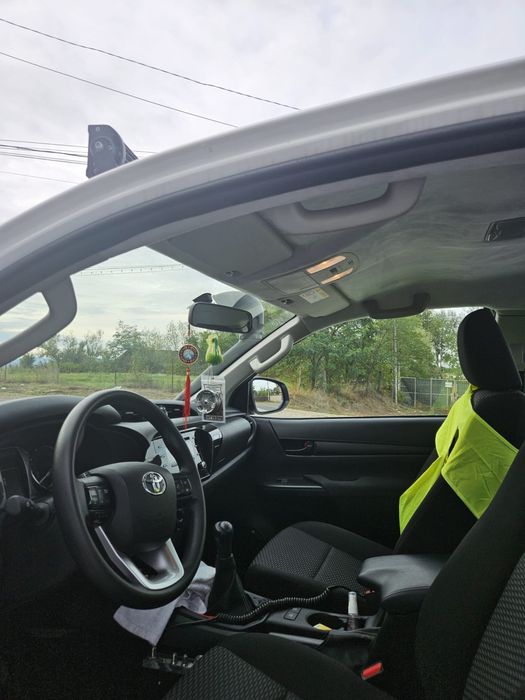 Vand Toyota Hilux 2021- accept varinate cu auto, +  - diferenta