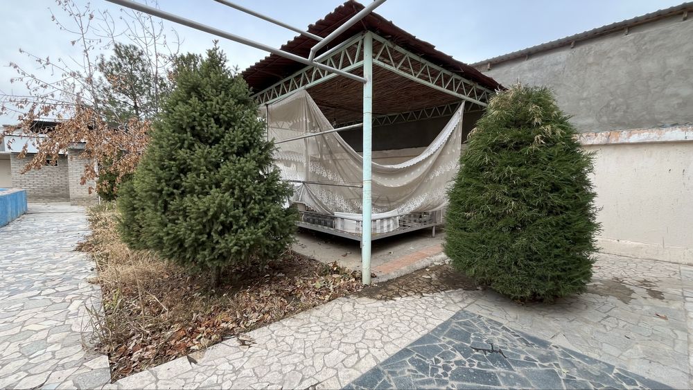 Дача находиться в дачном поселке в горах