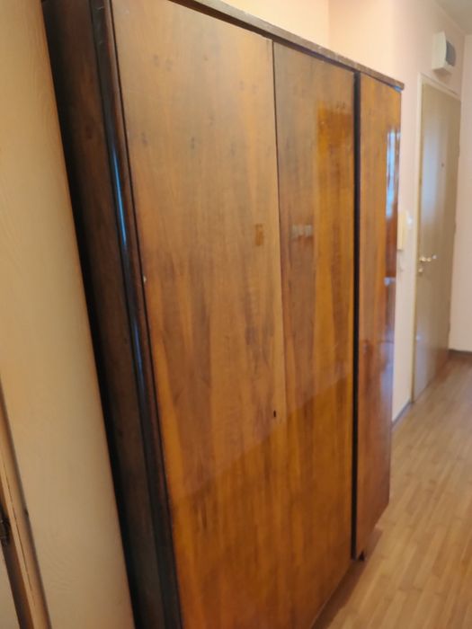 Старинен орехов гардероб