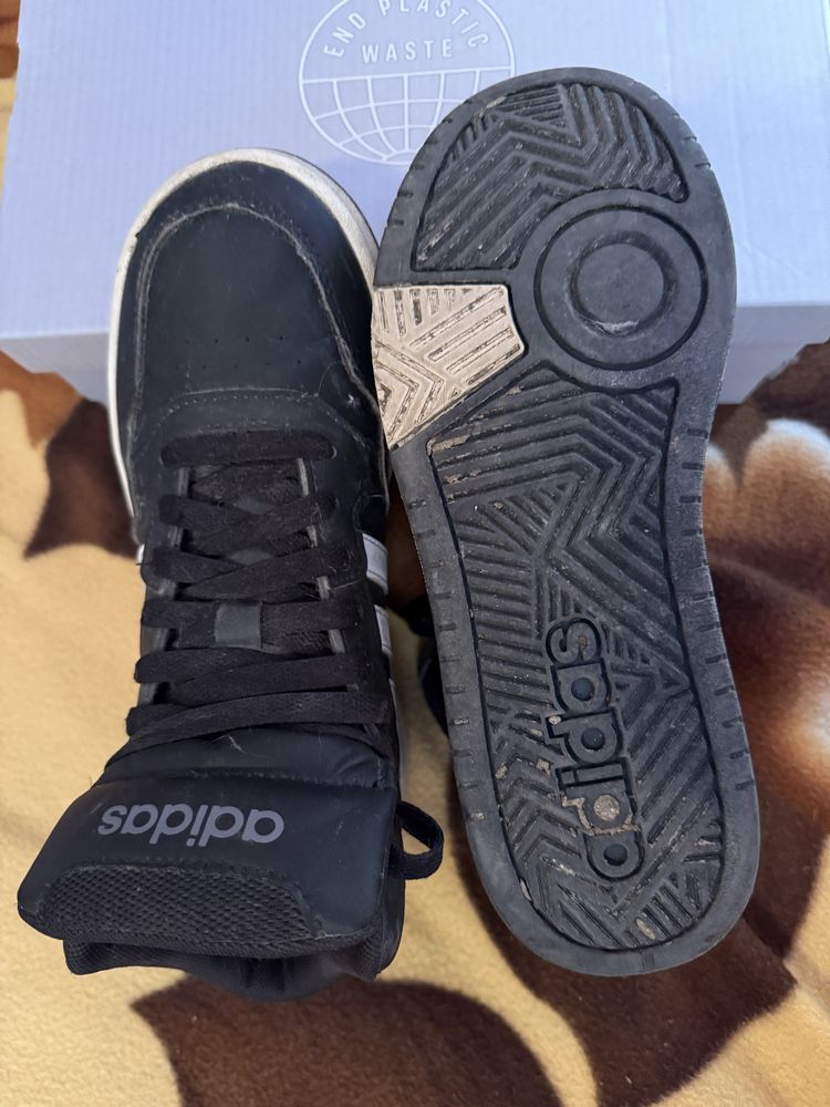 Кецове Adidas носени